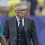 Após eliminação na Copa, Ancelotti presenteia técnico da Noruega com camisa da Seleção