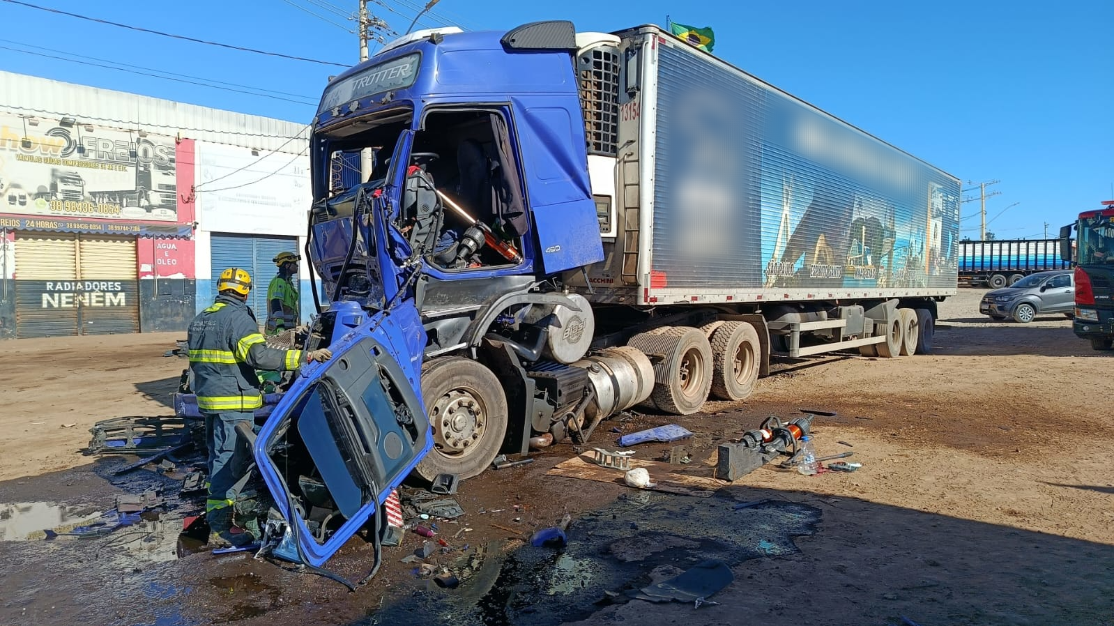 Motorista fica preso às ferragens após colisão entre carretas em Montes Claros