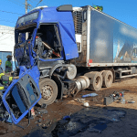 Motorista fica preso às ferragens após colisão entre carretas em Montes Claros