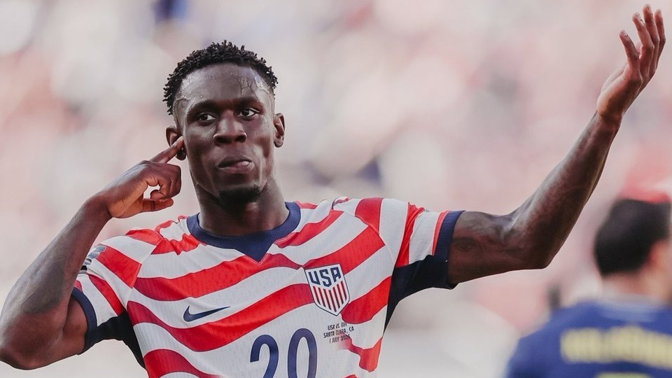 Estados Unidos vencem Bósnia com um a menos e avançam às oitavas da Copa