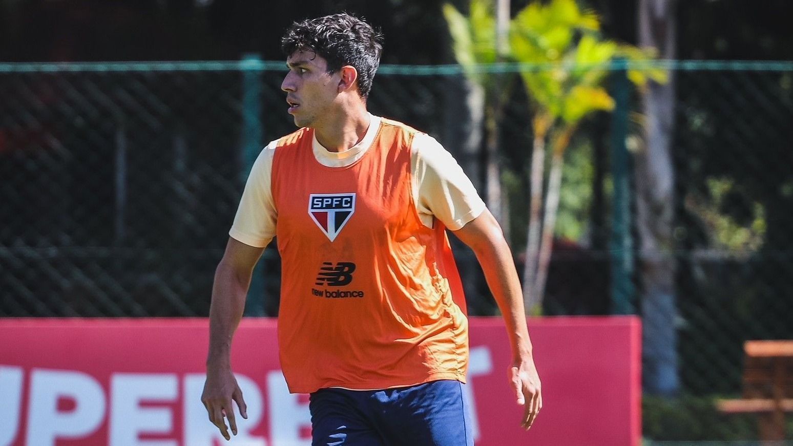 São Paulo acerta saída de jogador da base para clube do Oriente Médio