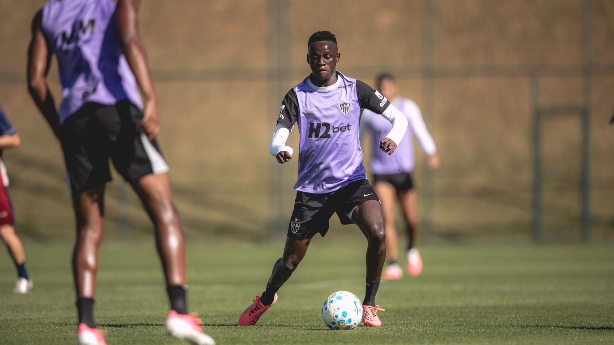 Atlético recusa proposta milionária de clube europeu por Mamady Cissé