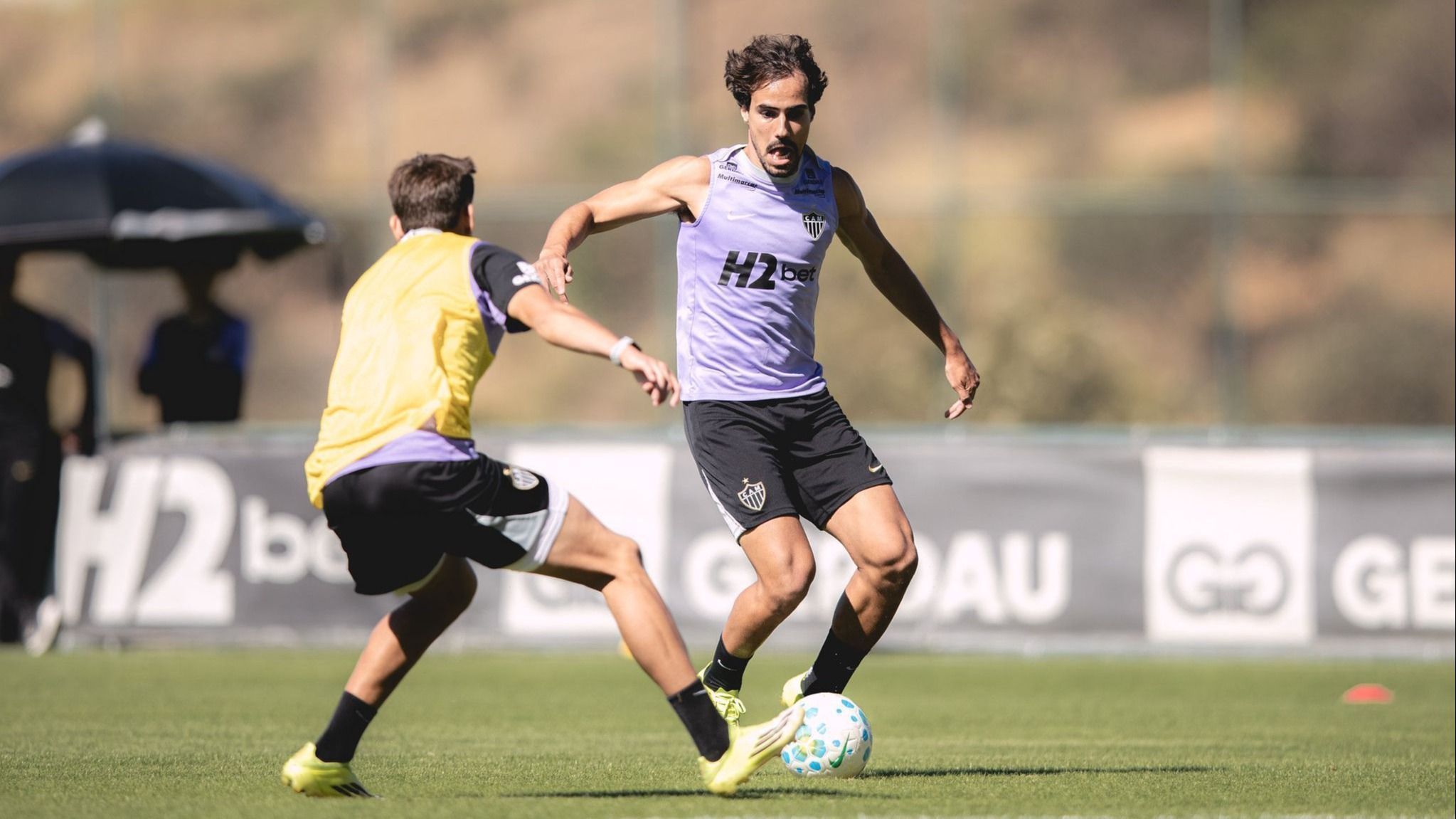 Sondado pelo Grêmio, Igor Gomes segue rotina no Atlético e deixa futuro com estafe