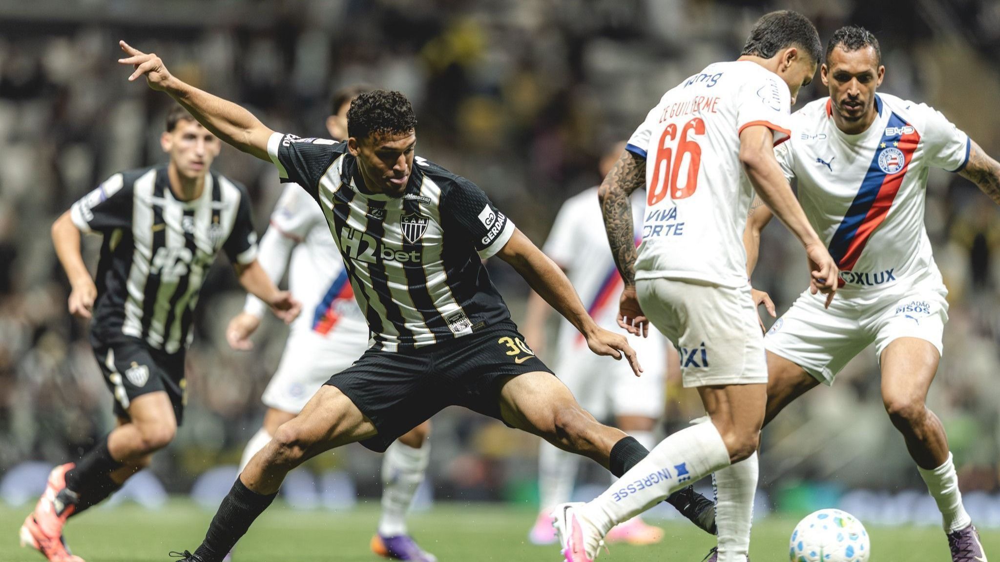 Atlético sofre com 'Lei do Ex', empata com Bahia e perde chance de subir no Brasileiro