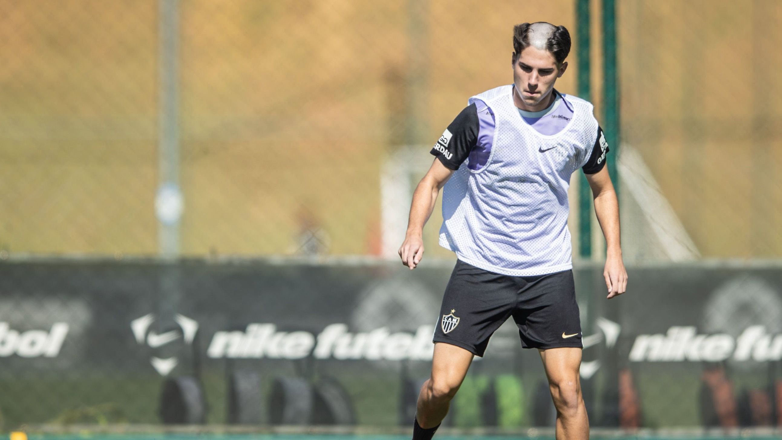 Acionado por 'Barba', meia do Atlético passa por 'trote' na Cidade do Galo