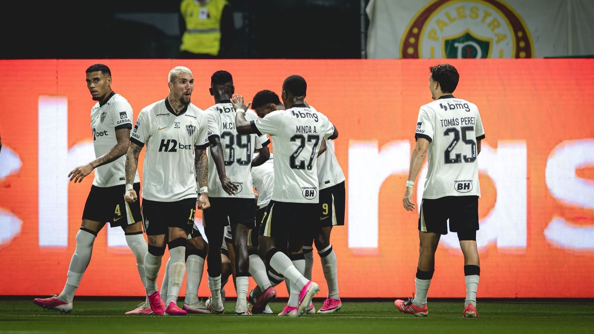 Galo embala como visitante e derruba invencibilidade do Palmeiras no Brasileiro