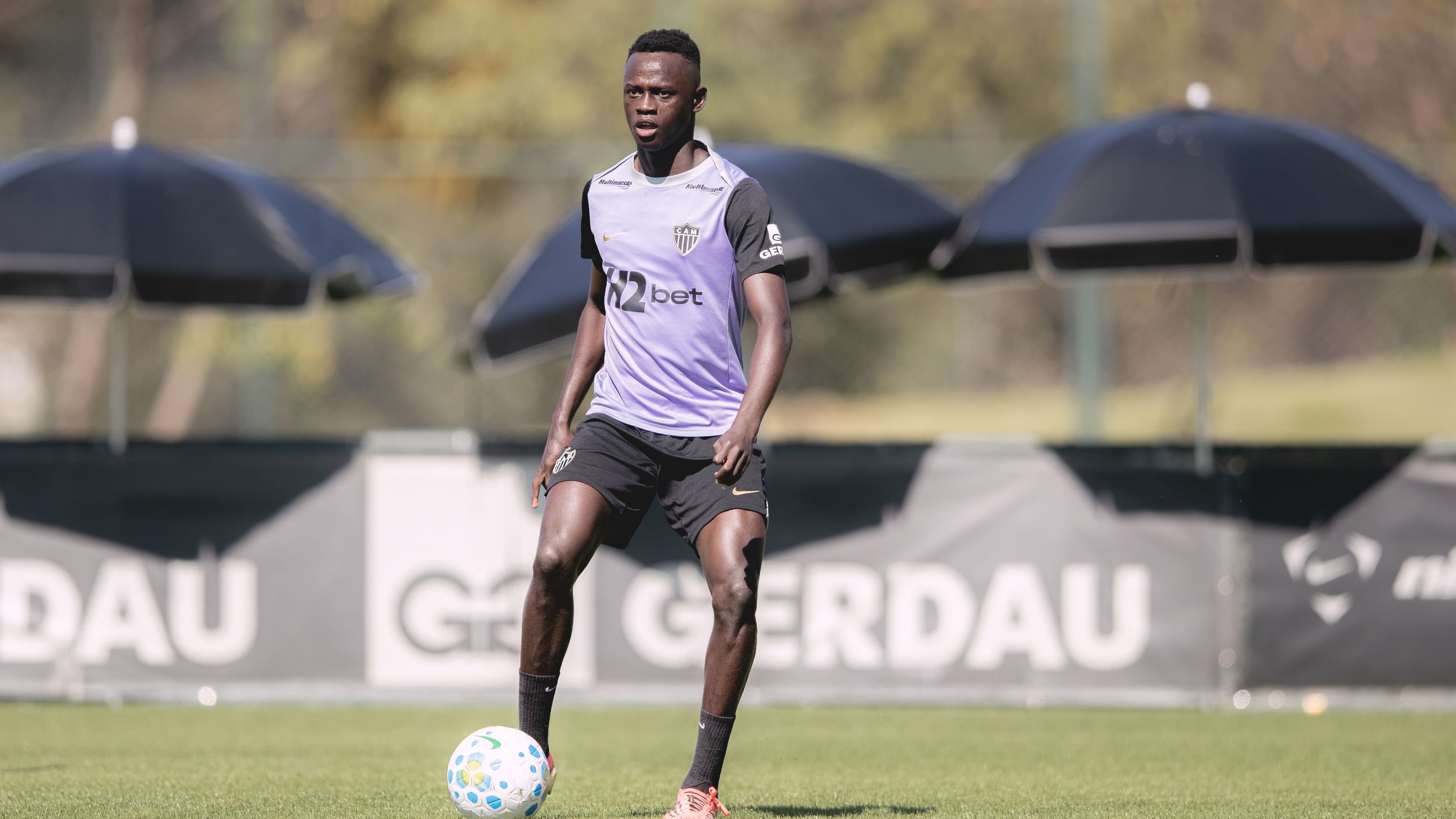 Longe da família, Cissé revela maior sonho no Brasil: 'Ir com o Galo para o Mundial'