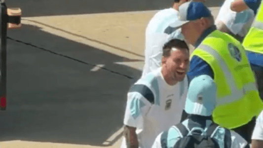 Messi cai na risada após ser revistado em aeroporto de Miami