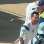 Messi cai na gargalhada durante revista em aeroporto antes de jogo da Argentina na Copa