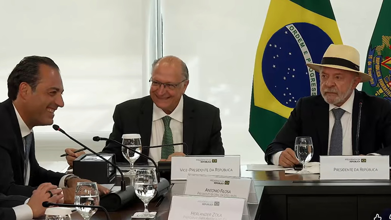 'Bateria deve ser asiática': CEO da Stellantis brinca após falha em microfone com Lula