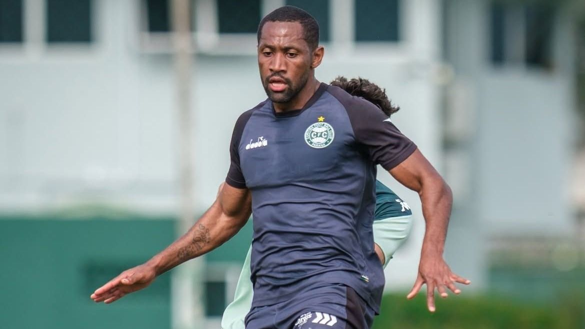 Com retorno importante, Coritiba goleia Chapecoense em jogo-treino