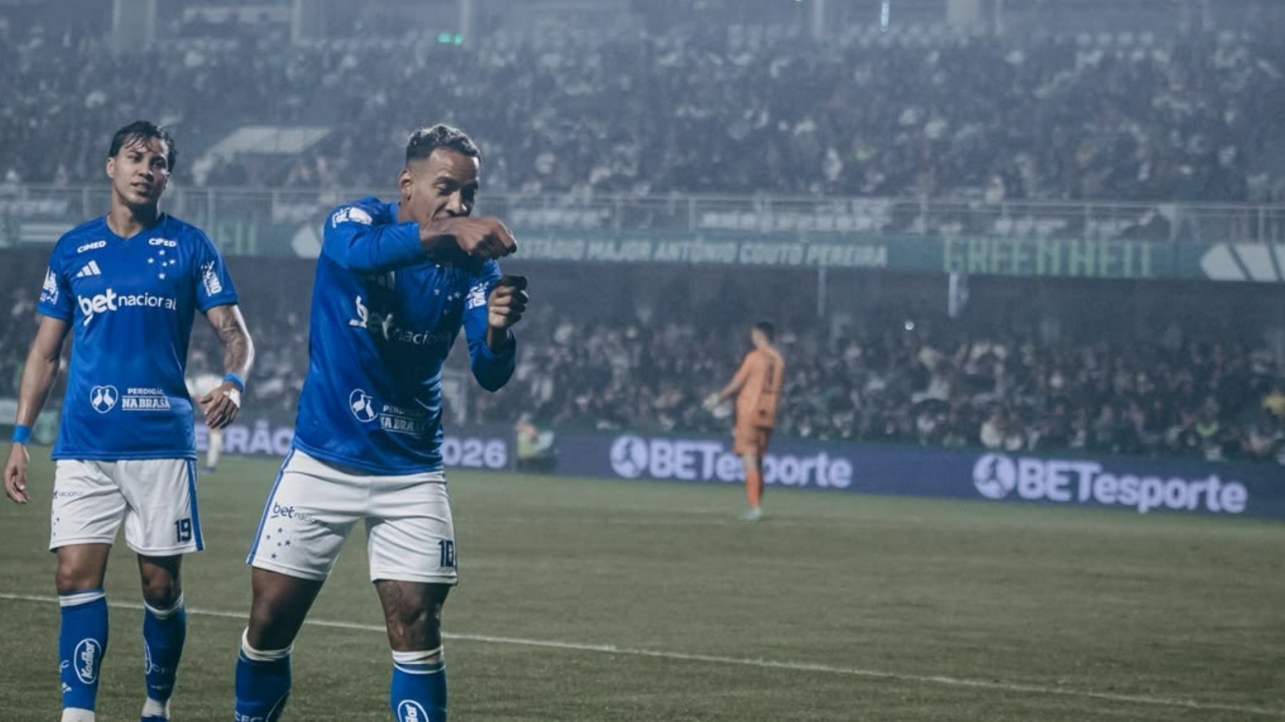 Matheus Pereira decide, Cruzeiro vence o Coritiba e ganha posições no Brasileirão
