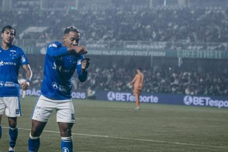 Matheus Pereira decide, Cruzeiro vence o Coritiba e ganha posições no Brasileirão