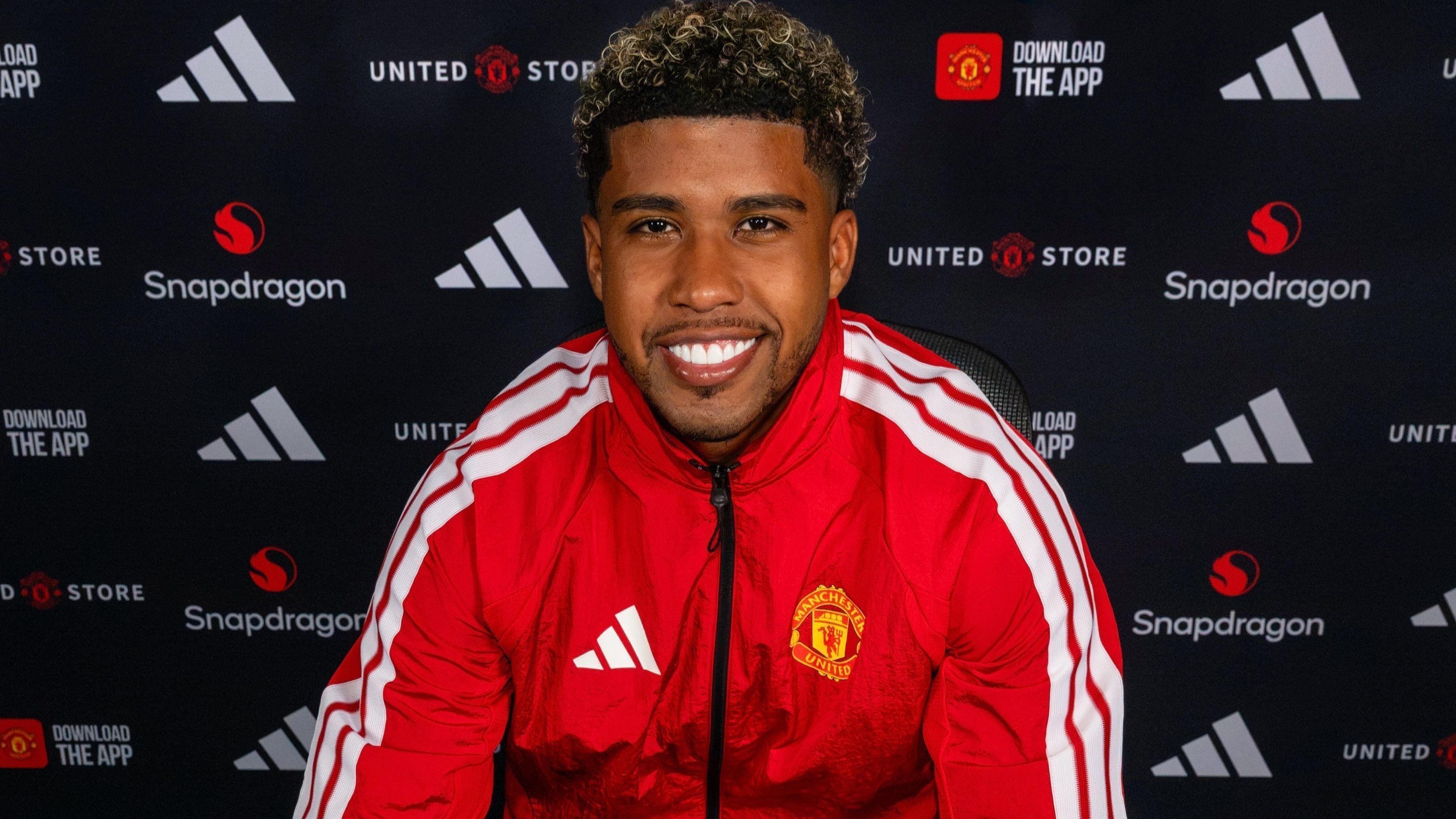 Manchester United anuncia contratação de Andrey Santos por R$ 329 milhões