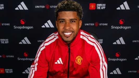 Andrey Santos é anunciado no Manchester United