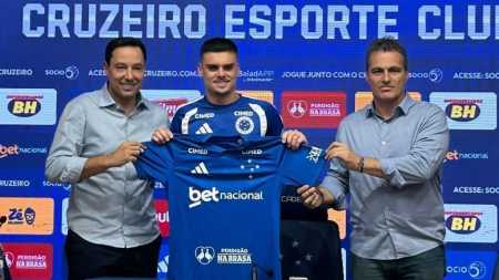 Gabriel Pec, reforço do Cruzeiro, durante coletiva de apresentação