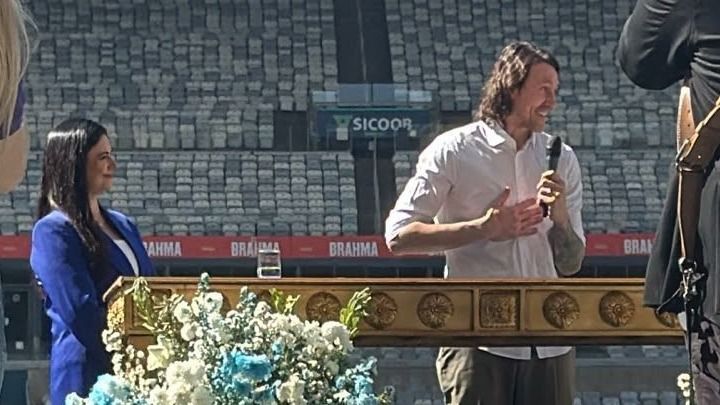 Cássio, do Cruzeiro, participa de casamento comunitário no Mineirão