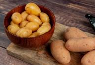Chef: para que as batatas não fiquem com brotos, afaste-as das cebolas e coloque perto do alho