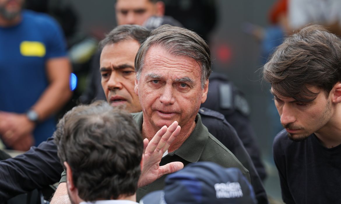 Arma que Bolsonaro deveria entregar à PF nunca saiu da fábrica, diz defesa