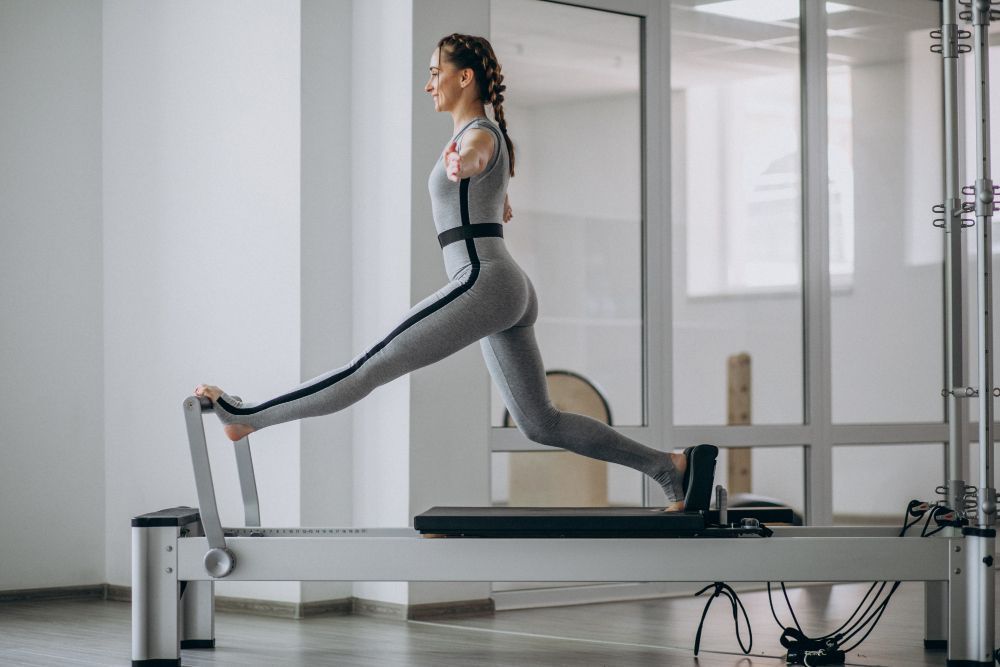 Pilates em pé pode fortalecer o corpo em apenas 20 minutos por dia