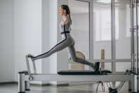 Pilates em pé pode fortalecer o corpo em apenas 20 minutos por dia