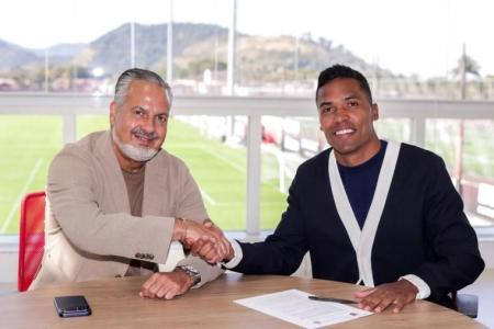 Alex Sandro assinou junto ao diretor de futebol José Boto