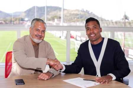 Alex Sandro assinou junto ao diretor de futebol José Boto