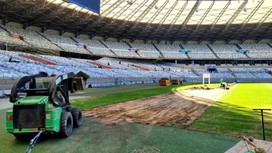 Mineirão realiza troca parcial de gramado no lado Norte