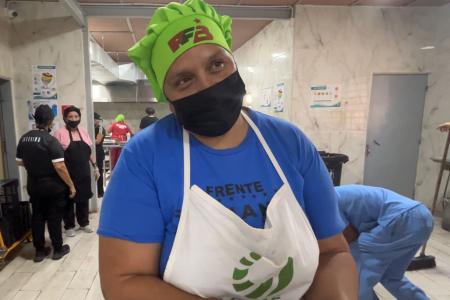 Cozinheira voluntária Dubraska Sandoval, de 55 anos • João Felipe Lolli / Itatiaia
