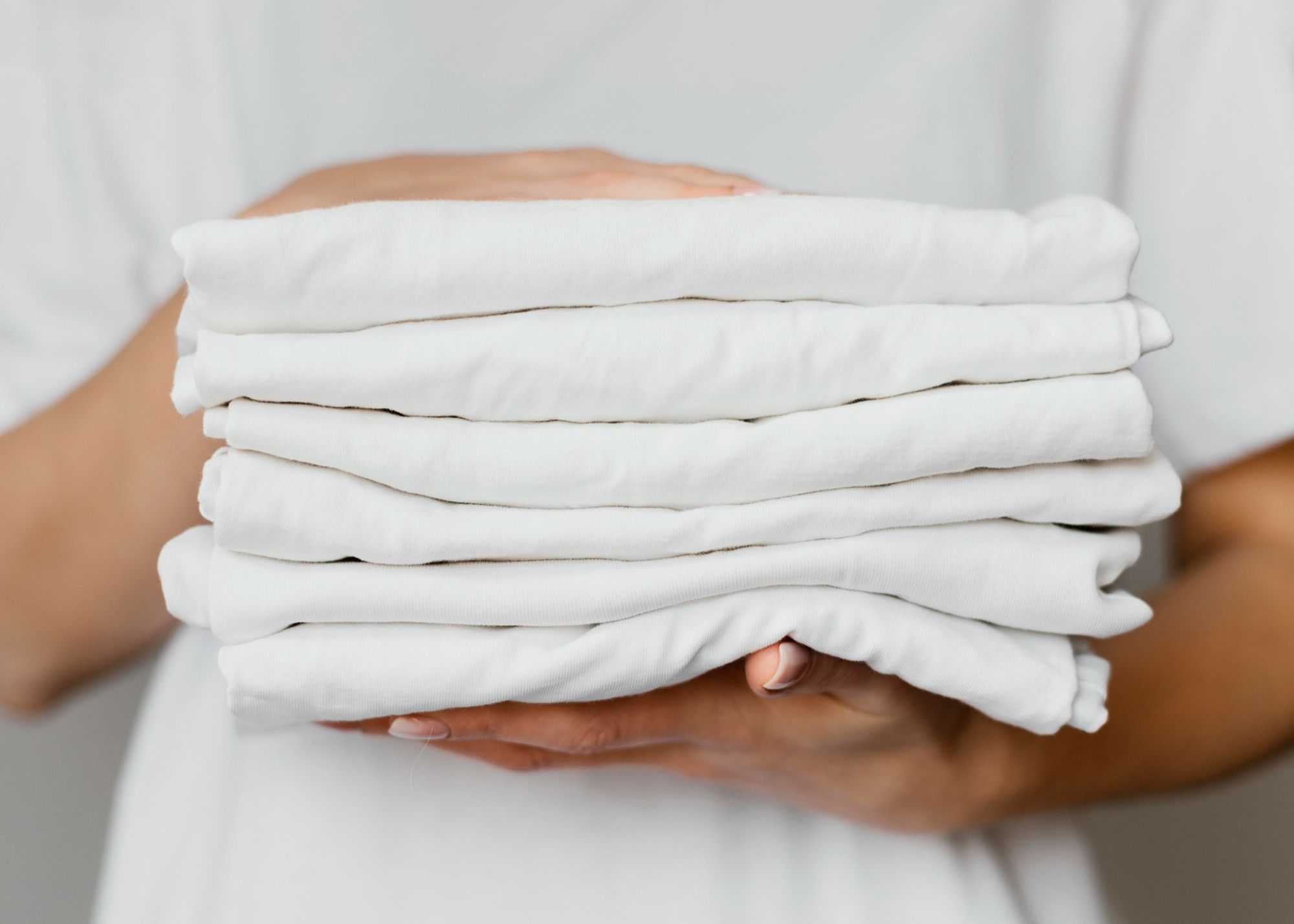 Como remover manchas amarelas de suor da roupa branca naturalmente sem água sanitária