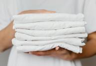 Como remover manchas amarelas de suor da roupa branca naturalmente sem água sanitária