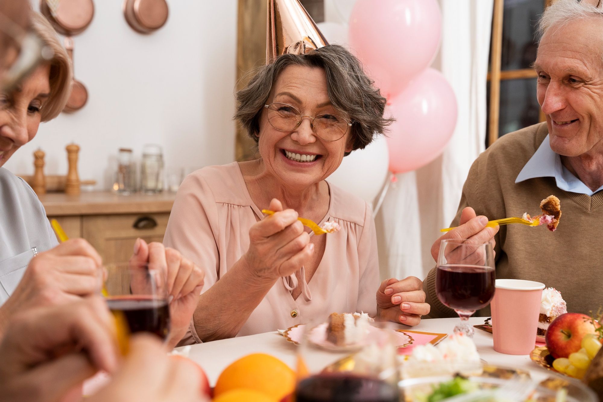 Idosa de 82 anos muda lei nos EUA para permitir happy hour em casa de repouso