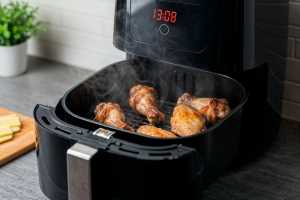 Dicas para casa: para que serve usar papel-alumínio na airfryer e como utilizar corretamente