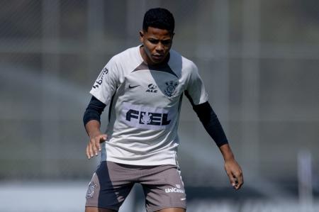 Wesley em treino no CT Joaquim Grava • Rodrigo Coca/Agência Corinthians