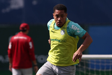 Vitor Roque segue em evolução para voltar ao Palmeiras • Cesar Greco/Palmeiras