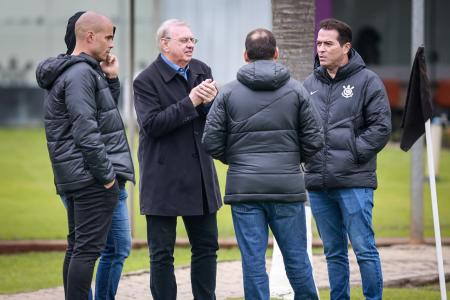 Osmar Stabile, Marcelo Paz e Julio Cesar em conversa no CT Joaquim Grava