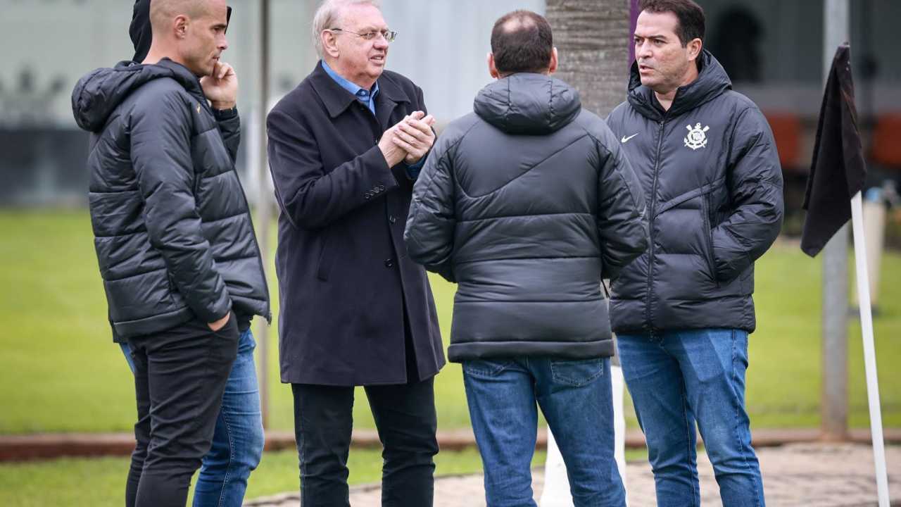 Corinthians espera aquecimento do mercado após a Copa do Mundo para vender jogadores