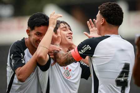 Jogadores do Corinthians celebram gol marcado na Fazendinha