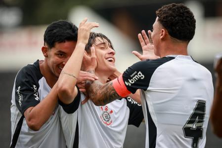 Jogadores do Corinthians celebram gol marcado na Fazendinha