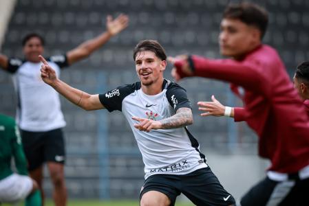 Lucca Caramico marcou um dos gols do Corinthians na vitória por 3 a 1 sobre o Palmeiras, pelo Brasileiro Sub-17