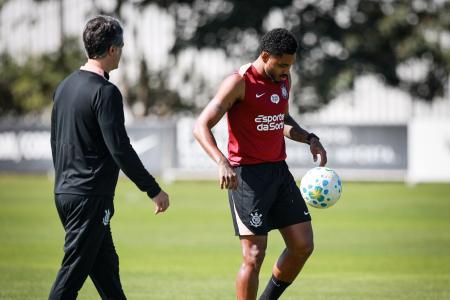 Vitinho em recuperação no CT Joaquim Grava