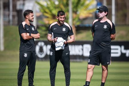Comissão técnica do Corinthians no CT Joaquim Grava