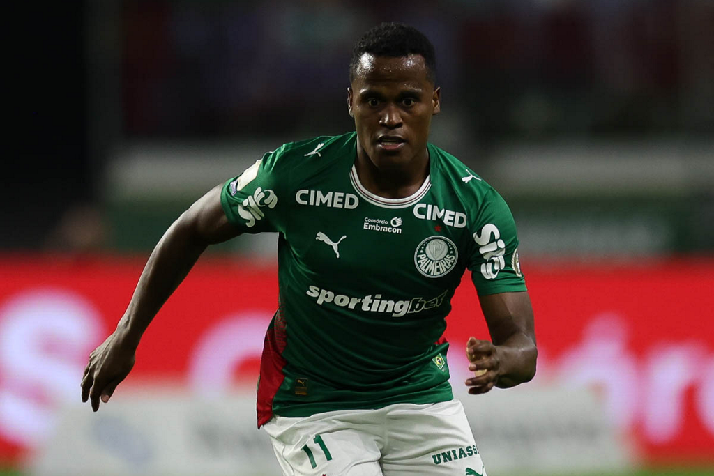 Arias abre o jogo sobre cansaço e rebate críticas por posicionamento no Palmeiras