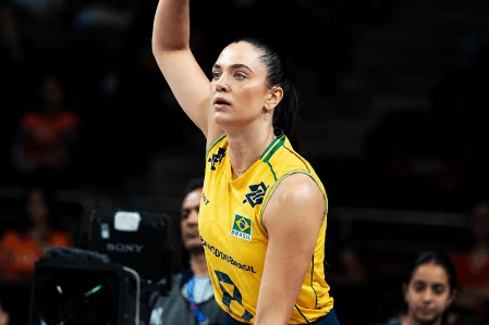 Júlia Kudiess em ação pela Seleção Brasileira Feminina de Vôlei