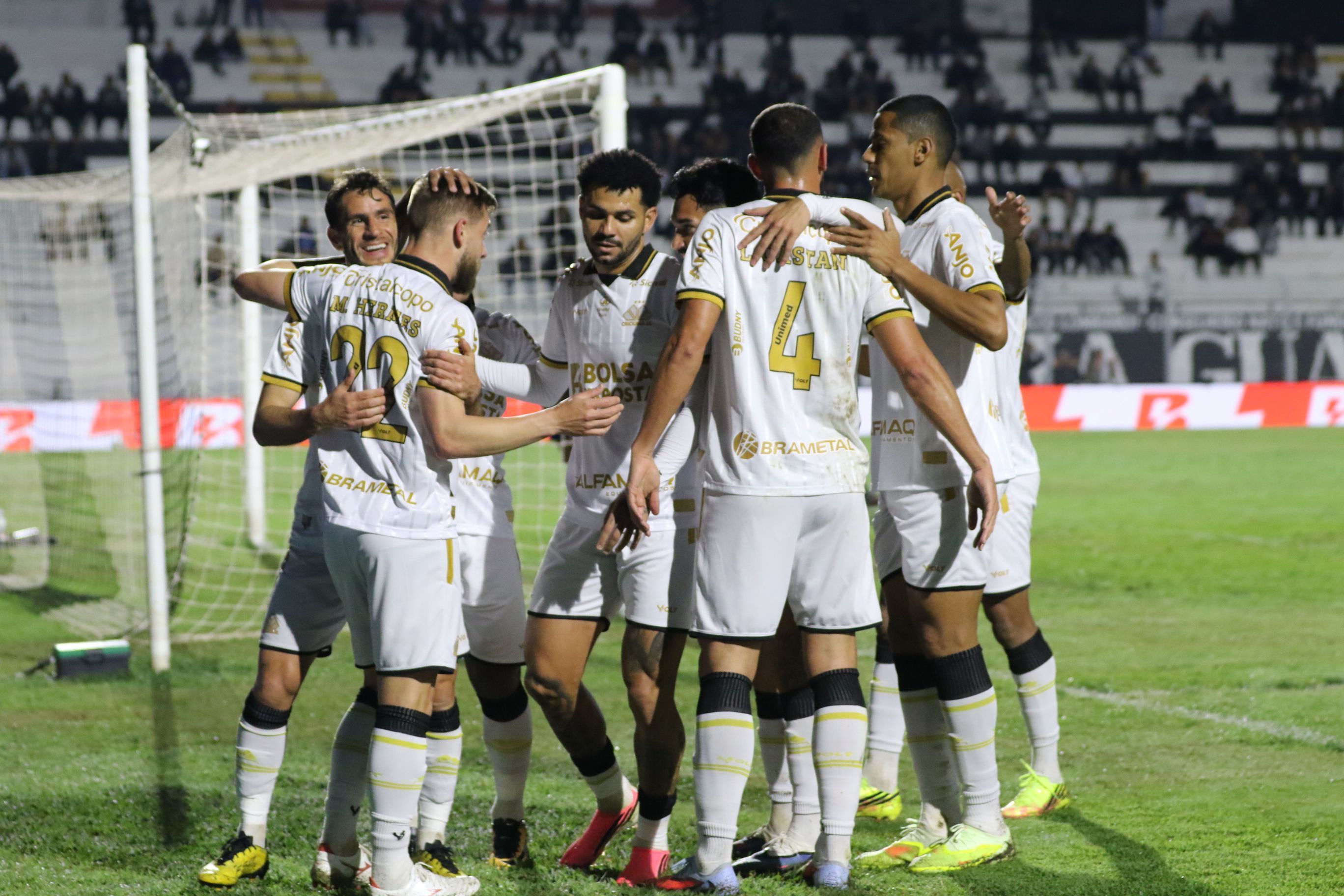 Ex-Cruzeiro brilha, Criciúma vence a Ponte Preta e vira líder na Série B