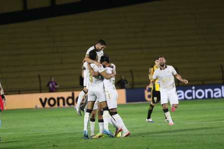 Jogadores do Criciúma comemoram gol sobre o Novorizontino