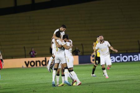 Jogadores do Criciúma comemoram gol sobre o Novorizontino