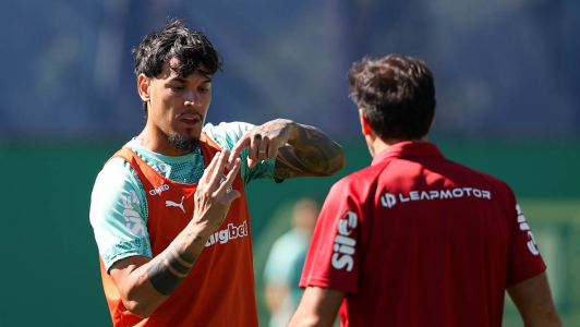 Gómez conversa com Abel antes de jogo do Palmeiras • Cesar Greco/Palmeiras