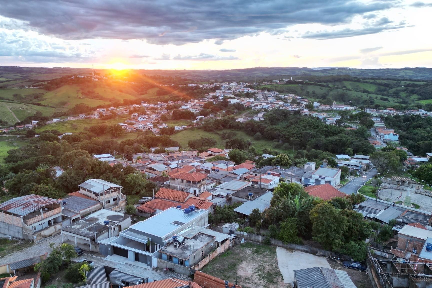 Conceição da Barra de Minas abre concurso com 30 cargos e salários de até R$ 16 mil
