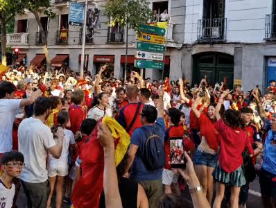 Espanhóis celebram título da Copa do Mundo pelas ruas de Madri